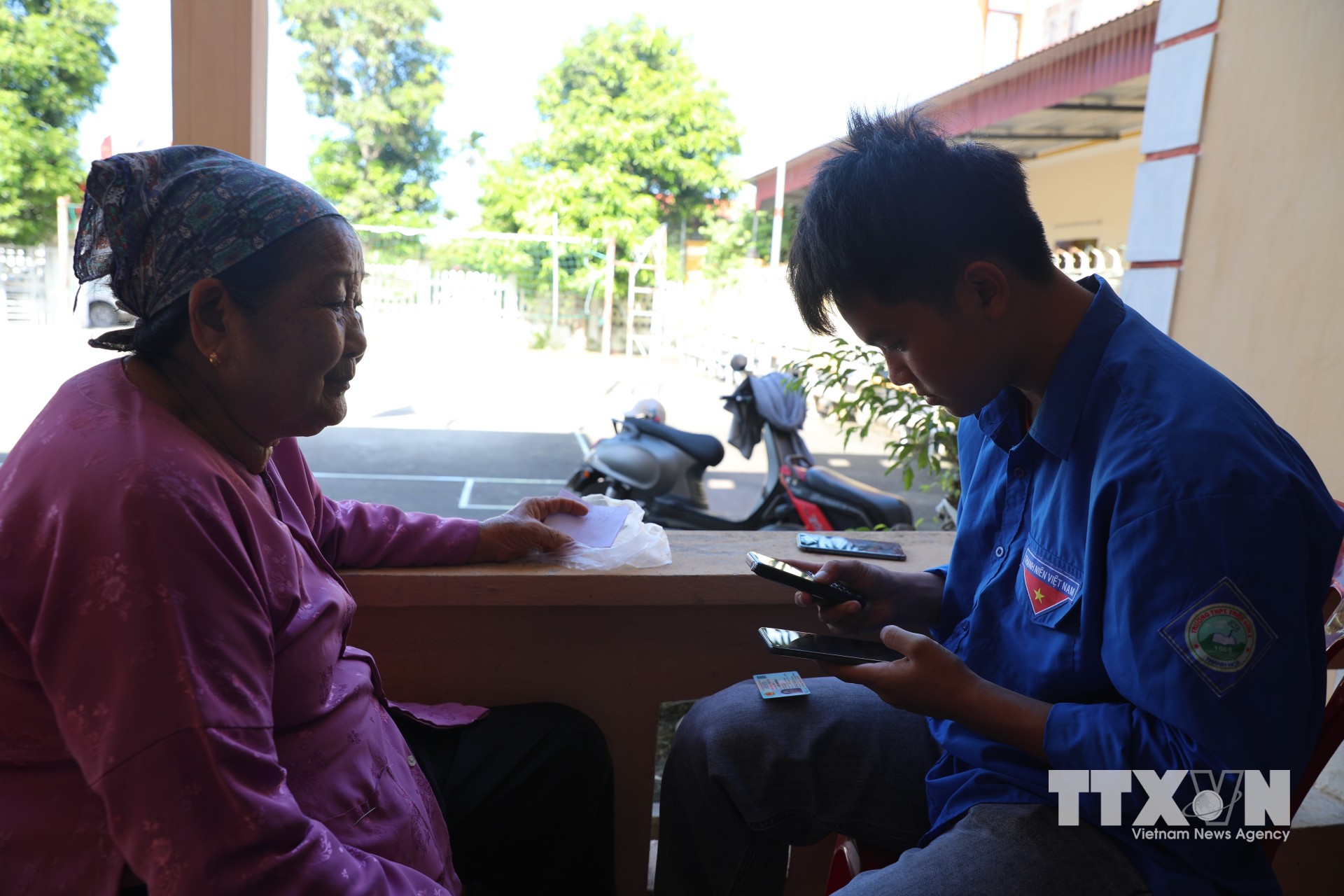Thành viên các tổ công tác hỗ trợ người dân mọi lúc, mọi nơi. (Ảnh: Khiếu Tư/TTXVN)